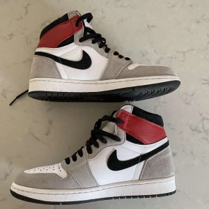 Jordan 1 High smoke grey size 42 - Finns kvitto  cond: 9/10 Kom Dm vi bud elr frågor.