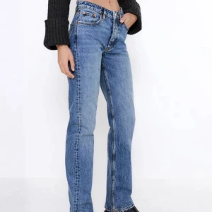 Zara mid waist jeans - Säljer dessa snygga mid waist jeansen från Zara som ja har köpt här på Plick. De har ett litet ”hål” på ena fickan men det har inte gått igenom. Tyvärr så har de blivit försmå för mig och de är inte så använda! Köparen står för frakt💗