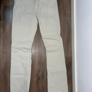 Zara jeans - Utsvänga zara jeans med slits. Storlek 40