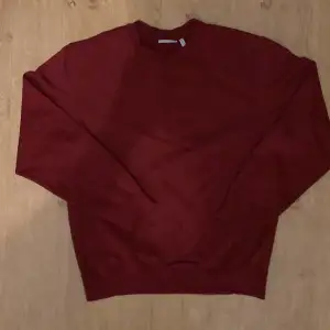 Röd sweatshirt köpt från weekday, knappt använd 