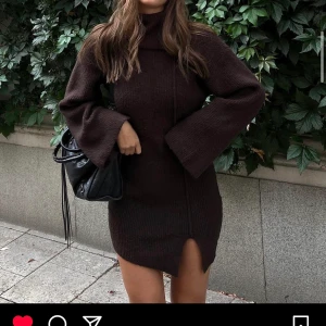 Ida Carlsson klänning - Säljer denna underbara klänning från Ida Carlssons nya kollektion med NA-KD. Klänningen är helt slutsåld, säljer då jag beställde i två storlekar för att jag var osäker på vilken som passa bäst! Helt oanvända med prislapp på! 