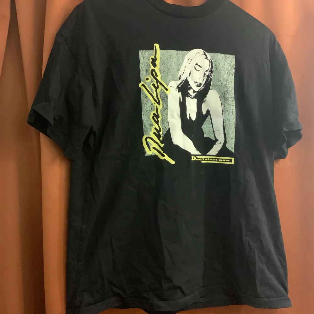 En oversized Dua Lipa t-shirt som köptes för 120kr på H&M || Enda ”problemet” tröjan har är ett litet hål (bild 3) men den syns knappt || Köparen står för frakt ||. T-paidat.