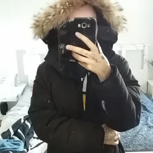 Canada goose vinterjacka  - Säljer en äkta Canada goose jacka utan kvitto därav priset. Spegeln är smutsig inte jackan.