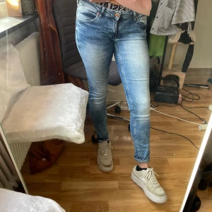 Low waist jeans - Jeans från H&M, low waist. Ena benet har jag vikt upp lite, andra ser man hur långa de är. 