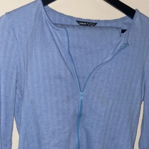Shein set  - Ett Jättefint blått set från shein som inte kommit till användning. Storlek L men skulle mer säga som en M.  