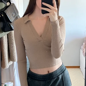 Beige tröja - Beige långärmad tröja från HM i storlek Xs, använd fåtal gånger, i nyskick. 