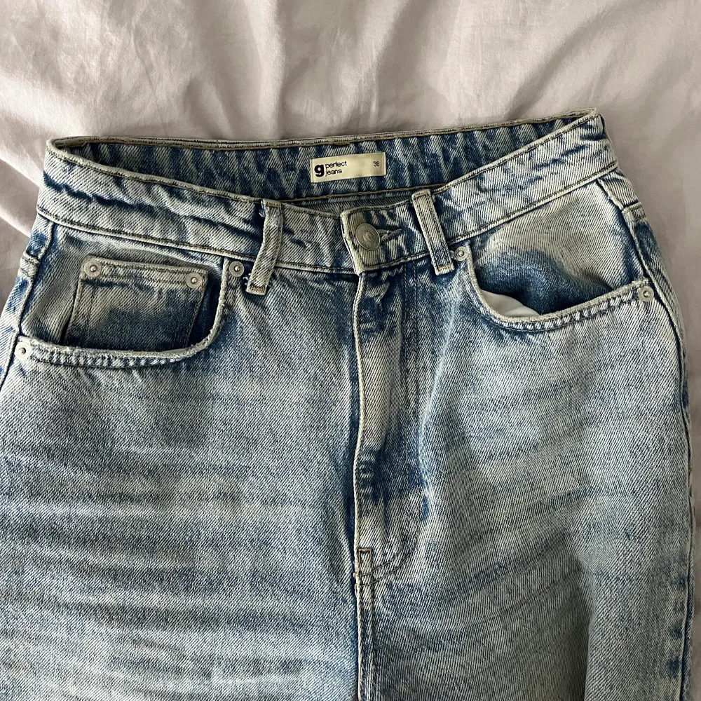 Ett par snygga wide högmidjade blåa jeans från Gina. Säljs inte längre på hemsidan! Köpta för 599kr, köp för 120kr + spårbar frakt. . Jeans & Byxor.