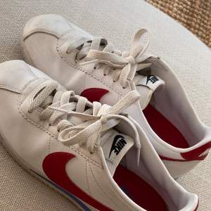 säljer mina Nike cortez som inte kommer till användning längre!🫶🏼 Enkel stilren sko!🤍 Frakt tillkommer.