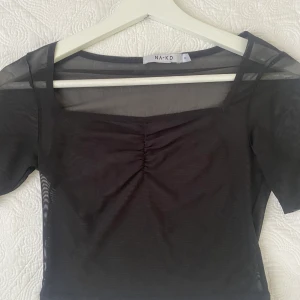 Mesh top från NA-KD  - Snygg festtopp från NA-KD, i mesh-see through material. Storlek xs i bra skick! 