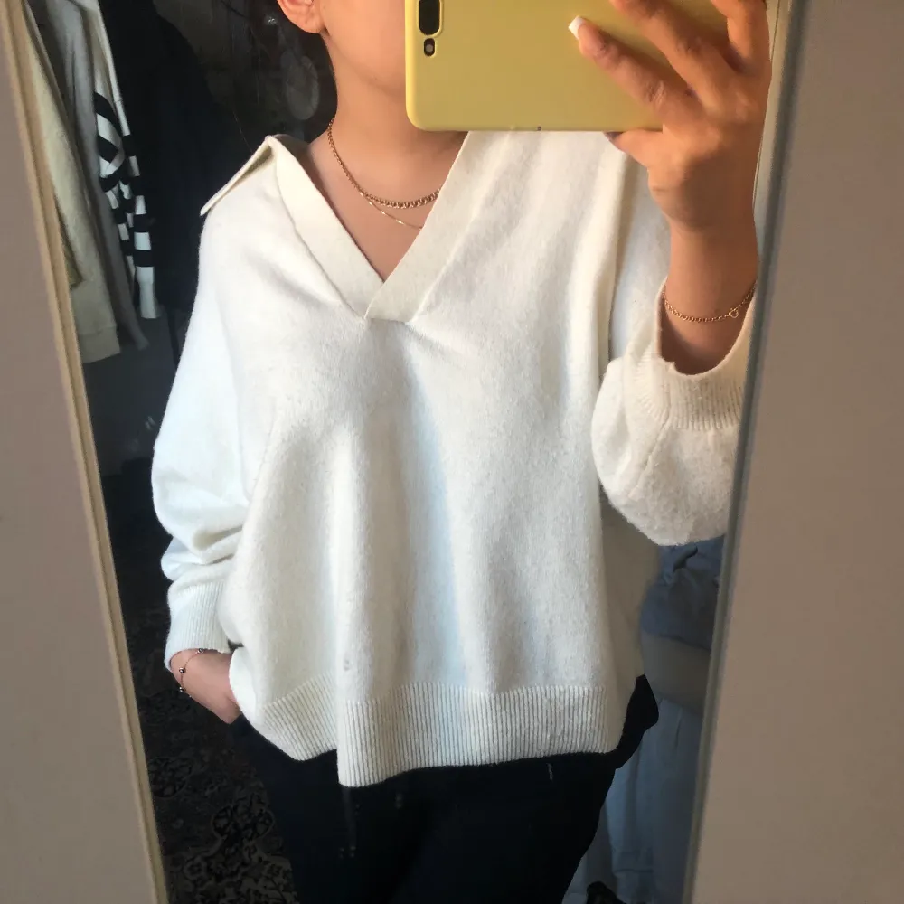 Fin och mjuk stickad tröja från H&M, lite nopprig. Storlek L och sitter lite oversized på mig som är en M. Köparen står för frakt 💝. Stickat.