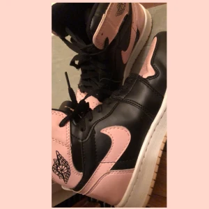 Jordan  - Säljer mina jordan. De är i bra skick, använd typ tre gånger och den är som ny. Priset kan diskutera. 