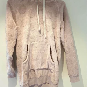 Hoodie  - En super mysig hoodie. Storlek Xs. 15kr. Tre söta tröjor i storlek S. 60kr st. Tryck inte på köp nu. Skriv privat istället. Köparen betalar frakten.