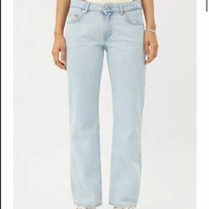 Säljer dessa snygga lågmidjade jeans från weekday, nypris 500kr säljer för 250kr plus frakt (väldigt bra skick)🫶🏼