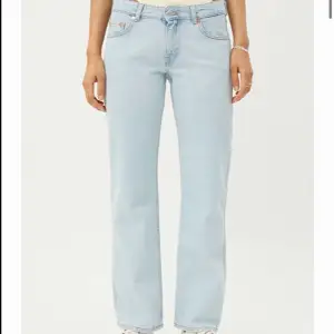 Säljer dessa snygga lågmidjade jeans från weekday, nypris 500kr säljer för 250kr plus frakt (väldigt bra skick)🫶🏼