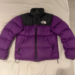 North face jacka - säljer min killes sparsamt använda jacka då han köpt en ny!!❤️Storlek S i herrmodell men passar både tjejer och killar, finns ett litet hål, kom privat för fler bilder (högsta bud 1100kr inkl frakt)