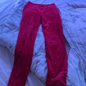 Jag säljer mina röda juciy byxor med fickor för jag känner att dom inte kommer till användning.❤️ Frakten kostar 66kr med spårbar! ❤️