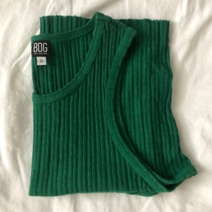 Grön kort topp - Knappt använd mörk grön topp från BDG Urban Outfitters i storlek S