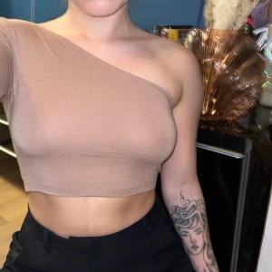 Topp med en ärm - Fin topp från Nakd, säljer för att jag inte använder den längre