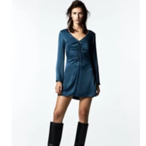 Zara klänning - Jättesnygg blå zara klänning i satin material, använd en gång😍
