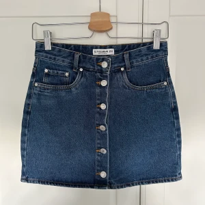 Jeanskjol från Pull&Bear - Blå jeanskjol från Pull&Bear istorlek S men skulle snarare säga XS. Endast använd en gång. 