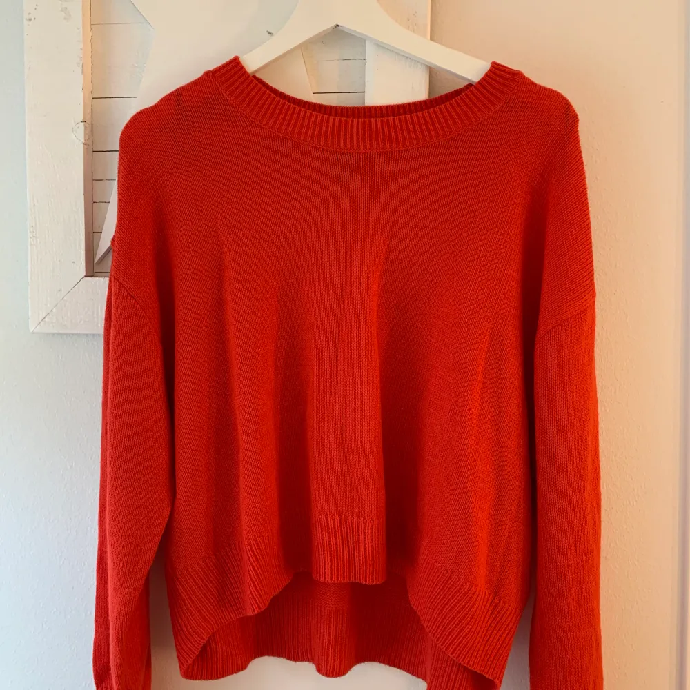 Fin röd stickad tröja som är kroppad❤️ från H&M . Stickat.