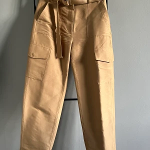 & other stories cargobyxor - Använda en gång. Ordinarie pris 1154 kr. Slutsålda på & other stories.