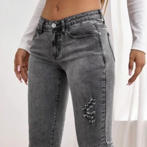 Lågmidjade bootcut jeans - Säljer mina bootcut jeans då jag inte längre använder dom. Jag är 166 och dom är lite långa på mig. Därför har det blivit lite slitningar längst ner på jeansen. Men annars är dom i bra skick! Skriv privat om ni vill ha fler bilder eller har frågor❣️