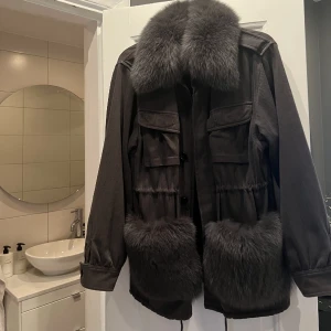 Custommade jacka - Intressekoll på min grå Custommade jacka i nyskick. Storlek s/m