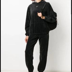 Nike tracksuit I velour  - Track suit set I  velour tyg  Äger två par såna tracksuits en i storlek xs och den andra i S pris 400kr