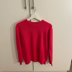 Stickad tröja - Rosa stickad tröja, aldrig använd.  Stl S 