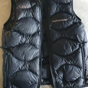Peak performance väst - Västen är i myket bra skick storlek 130