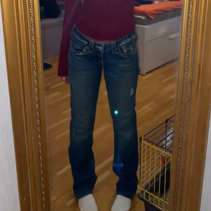 True religion jeans - Postar igen, då de blev missförstånd hos köparen❤️Det är storlek 26, Midjemått: 38 tvärs över & Innerben:73cm. Hoppas ni är intresserade, om ni har några frågor är det bara att skriva!😊💕🌺(köpare står för frakt) kan bli direk såld för 650-700kr+frakt😁