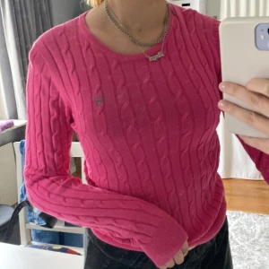 Gant tröja - Tröjan är i beskangnat skick. Inte trasig. Väldigt bra i passformen. 