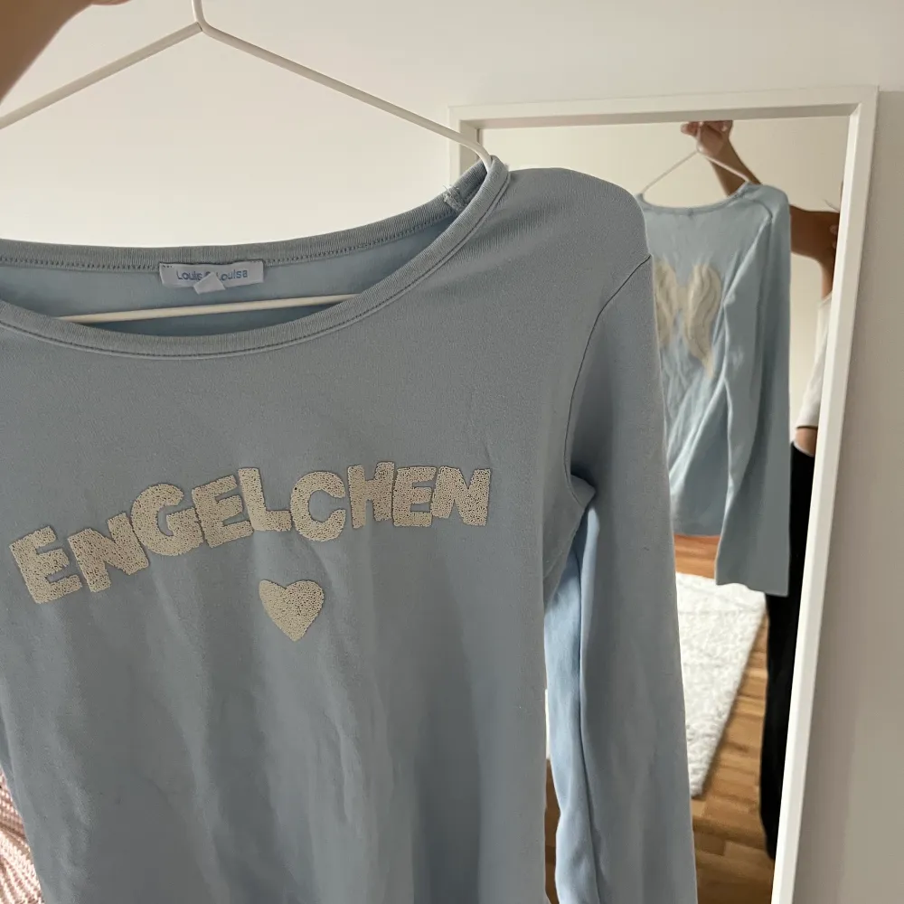 super söt tröja med texten ”engelchen” som betyder ängel på tyska, Lånad första bild ifrån tidigare ägare! Så fin och skön! Bra skick!. Tröjor & Koftor.