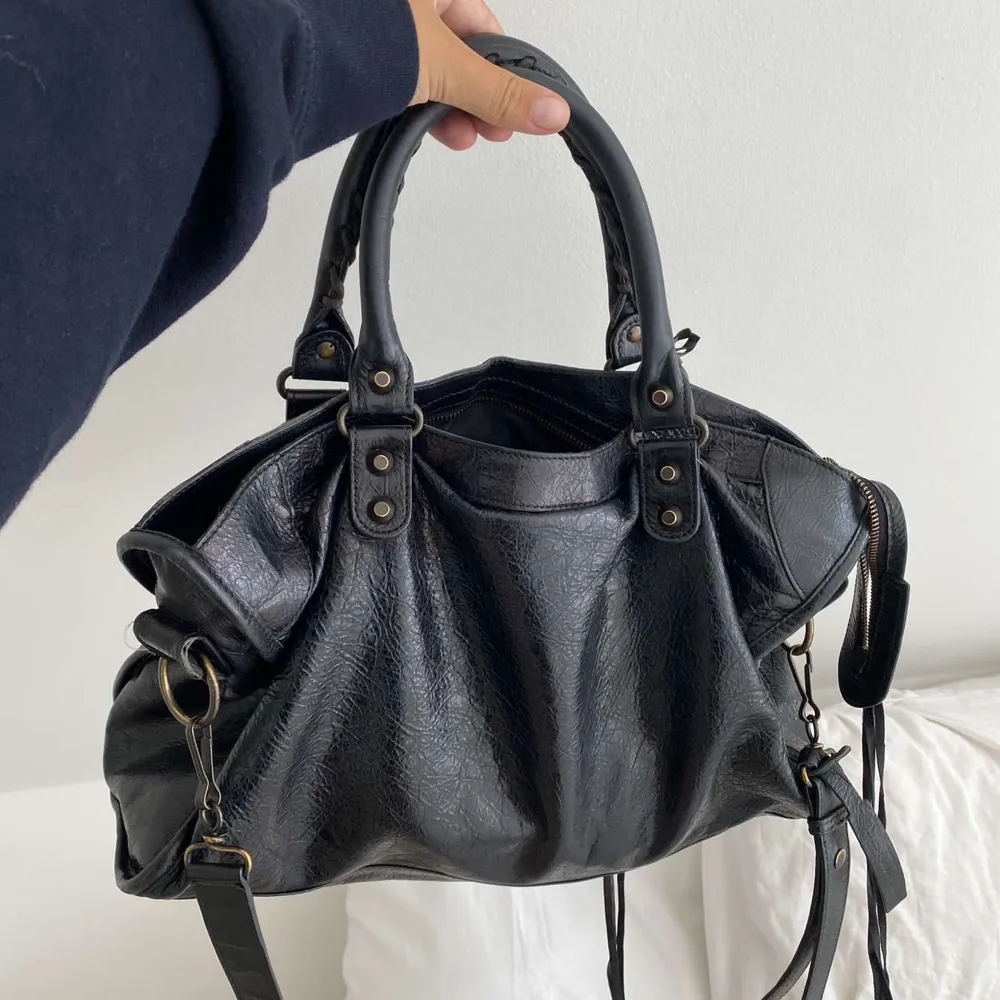 Säljer en jättefin svart balenciaga åt min kompis💖Köpt på the vintage bar för 9000, äkta såklart!!Dustbag och äkthetsbevis tillkommer, pris-7500 kr. Skriv privat ifall ni vill ha mer information eller bilder, liten missfärgning. Tryck inte på köpt nu!. Väskor.