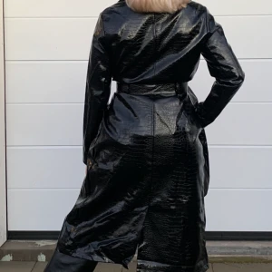 Kappa - Fin kappa i materialet pu, från missguided! Storlek 36! Säljs då den inte kommer till användning längre utan bara ligger här hemma.. Använd 2 gånger så som nyskick!