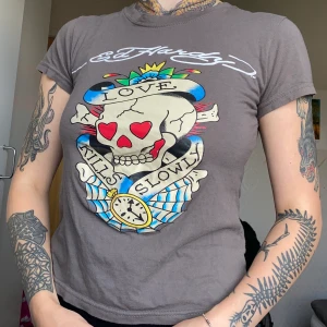 Ed Hardy topp - ed hardy tisha ”love kills slowly” står strl L men sitter mer som S