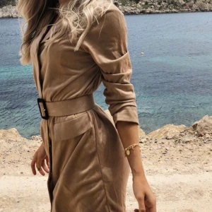 Klänning  - Jätte snygg klänning med bälte från Linn Ahlborg x nakd   Strl 36