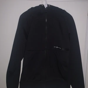 Sällsynt Sail Racing hoodie - En svart Sail Racing vinter tröja Storlek M Helt ny kvitto, lappar och påsen är kvar