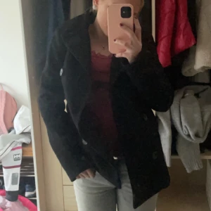 Snygg kappa💞💞 - Bästa kappan från peak performance  nu till vintern!! Så snygg och passar till alla tillfällen💕Hör av er vid frågor💞🌸