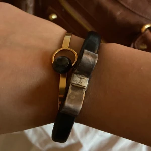 Armband  - Så ballt armband☠️💓 I skinn med en silverrosett! Köpt på en marknad i Spanien🌸