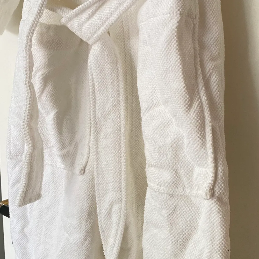 Säljer en oanvänd vit badrock från H&M Home i storlek S/M. Nypris är 399kr. 100% bomull. Mötas / frakt kommer . Övrigt.
