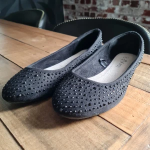 Flats med sparkle - Oanvända. Glittriga svarta plattisar