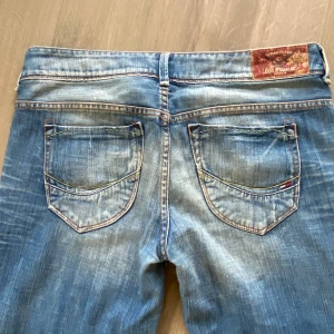 Lågdmuajde Tommy hilfiger jeans  - Lågmidjade Tommy hilfiger jeans som tyvärr är för korta på mig :( midjemått 82 cm innerbeneslängd: 70 cm