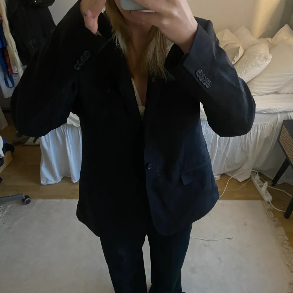 Svart vintage kavaj🖤storlek 48 herr, lagom oversized på mig som vanligtvis bär storlek S. Jackor.