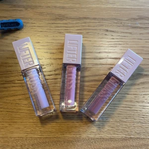 Maybelline lifter gloss - Fina oöppnade läppglans från Maybelline. Färgerna 002, 004 och 006. Köp alla för 150kr eller 50kr/styck😄 Nypris: ca 100kr styck.  Pris kan diskuteras 😄 