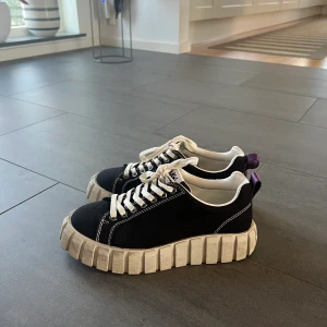 Eytys - Säljer dessa otroligt snygga skor från eytys! Har ej använt speciellt många gånger och är därför så gott som nya. Nypris 1600🫶🫶