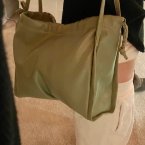 Grön skinn väska  - Second hand väska köpt på sellpy!  Jätte unik och fin färg! Går att ha som axelremsväska 💕 Okänt märke