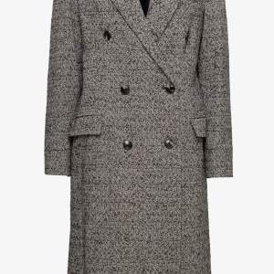 *Mer bilder finns* Säljer denna gråa kappa från Mango i ull. Använd 2 ggr. Storlek XXS, passar XS samt S då den är otroligt oversize.  Inköpt för 1799kr, säljs för 900kr eller enligt överenskommelse. 