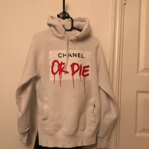 ”Chanel or die” hoodie - Väldigt efterfrågad tröja! Köpte denna tröja men den var för liten. Storlek XS men sitter som S. Nypris 1750kr. 